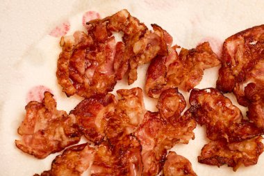 Kağıt peçeteye konmuş kızarmış pastırma dilimleri.