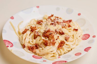 Bir tabak Carbonara makarnası.