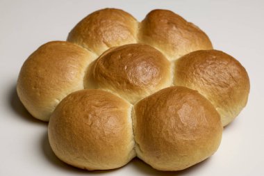 Beyaz arkaplanda beyaz ekmek çiçeği