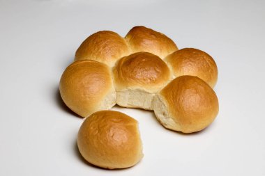 Beyaz arkaplanda beyaz ekmek çiçeği