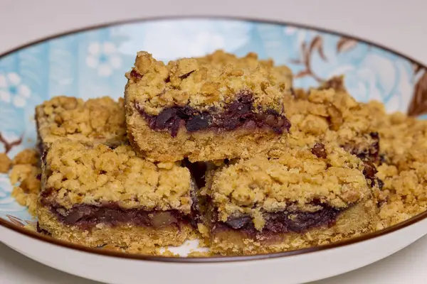 Geleneksel erik reçeli, ceviz ve hamurlu Romanya pastası.