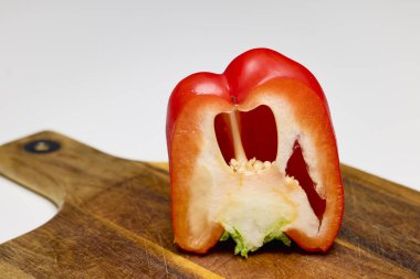 Masanın arka planında yakın plan boyunca kırmızı dolma biber.