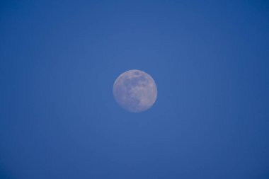 Mavi gökyüzüne karşı ay