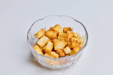 Masada cam bir kase kızarmış ekmek.