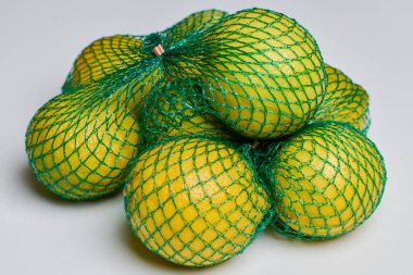 Masadaki yeşil ağdaki organik limon
