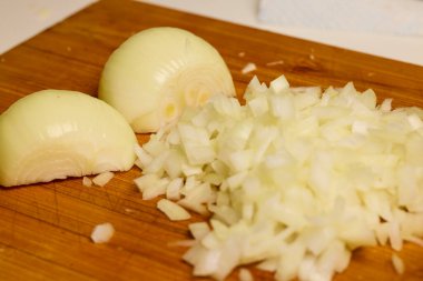 Tahtada doğranmış soğan.