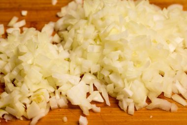 Tahtada doğranmış soğan.