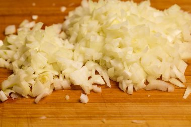 Tahtada doğranmış soğan.