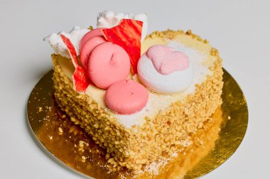 Kurabiye ve fındıklı mini kalp şeklinde bir pasta.