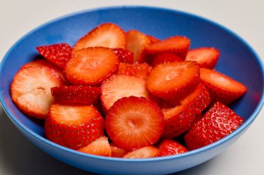 Masada bir tabak çilek.