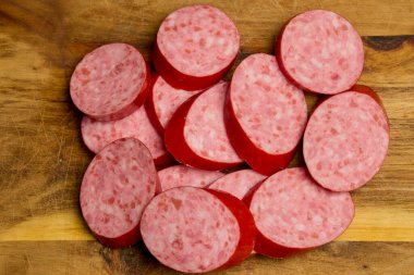 Dilimlenmiş yaz salamı ile kaplan.