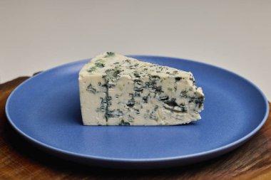 Tabakta bir parça dorblu peynir