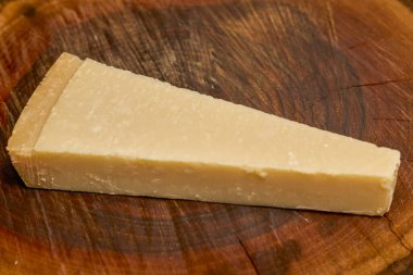 Masada bir parça parmesan peyniri.