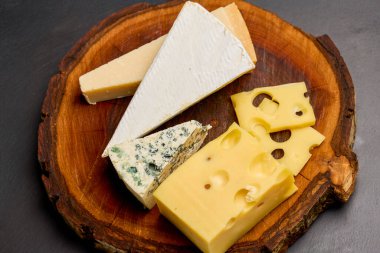 Çeşitli peynir ve meyvelerin karışımı