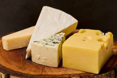 Çeşitli peynir ve meyvelerin karışımı