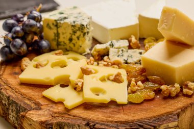 Çeşitli peynir ve meyvelerin karışımı