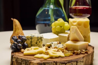 Çeşitli peynir ve meyvelerin karışımı