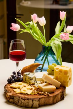 Çeşitli peynir ve meyvelerin karışımı