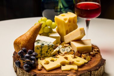 Çeşitli peynir ve meyvelerin karışımı