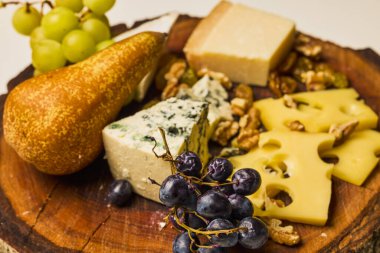 Çeşitli peynir ve meyvelerin karışımı