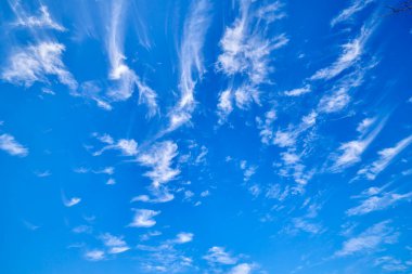 Mavi gökyüzü ve bulutlu güzel bir manzara.