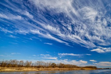 Nehirli manzara ve bulutlu mavi gökyüzü
