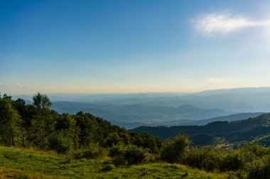 Güzel dağ manzarası gün güneşli yaz