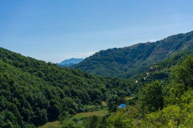 Güzel dağ manzarası gün güneşli yaz