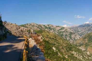 Güzel dağ manzarası gün güneşli yaz