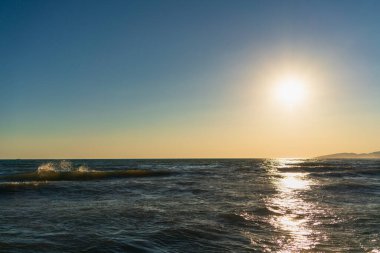 Sahilde gün batımının olduğu manzara