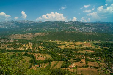 Güzel dağ manzarası gün güneşli yaz