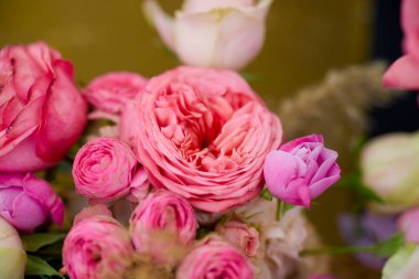 Çeşitli güllerden oluşan çiçek desenli manzara