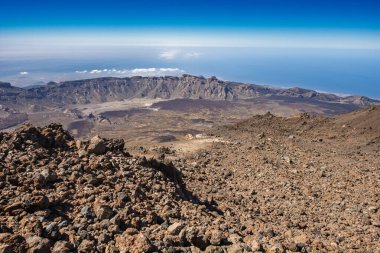 Pico de Teide 'den volkanik kayalarla Tenerife' deki güzel dağ manzarası.