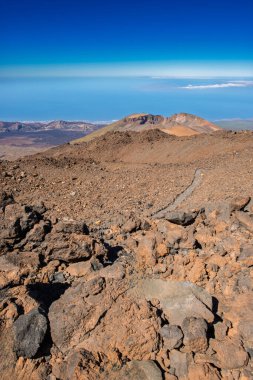 Pico de Teide 'den volkanik kayalarla Tenerife' deki güzel dağ manzarası.