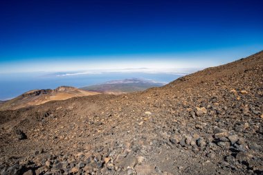 Pico de Teide 'den volkanik kayalarla Tenerife' deki güzel dağ manzarası.