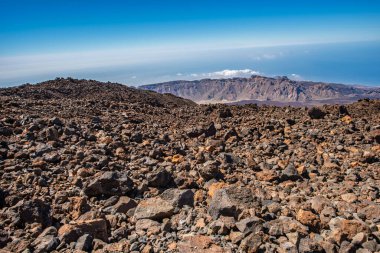 Pico de Teide 'den volkanik kayalarla Tenerife' deki güzel dağ manzarası.