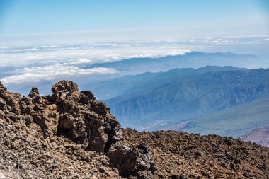 Pico de Teide 'den volkanik kayalarla Tenerife' deki güzel dağ manzarası.
