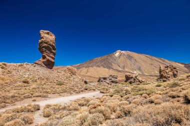 Pico de Teide 'den volkanik kayalarla Tenerife' deki güzel dağ manzarası.