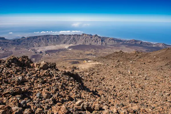 Pico de Teide 'den volkanik kayalarla Tenerife' deki güzel dağ manzarası.