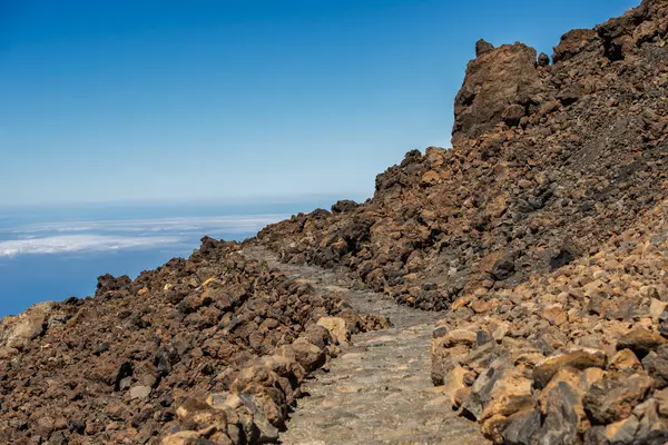 Pico de Teide 'den volkanik kayalarla Tenerife' deki güzel dağ manzarası.