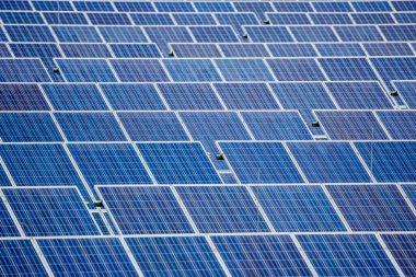 Yeşil enerji parkındaki fotovoltaik panellerle manzara