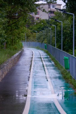 Yağmur fırtınası sırasında bisiklet yolu görüntüsü