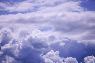 Bir yaz gününde bulutlu bir manzara.