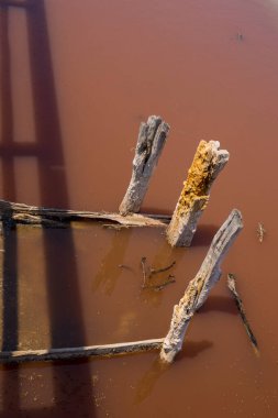 Bulgaristan 'ın Burgaz kenti yakınlarındaki Atanasovsko Gölü manzarası. Pembe rengiyle ünlüdür. Desalination Gölü artık tedavilerde kullanılıyor.