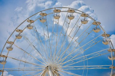 Bulutlu bir gökyüzünde bir görüntü çarkının parçası