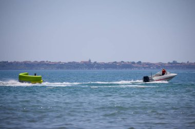 Mavi denizde zevk tekneleriyle manzara, seyahat konsepti.