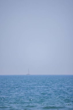 Mavi denizde zevk tekneleriyle manzara, seyahat konsepti.