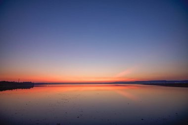 Gün batımından birkaç dakika sonra renkli gökyüzü olan bir göl.