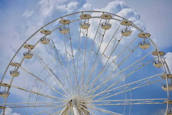 Bulutlu bir gökyüzünde bir görüntü çarkının parçası