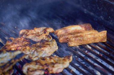 Pişirmek için ızgarada biftek.